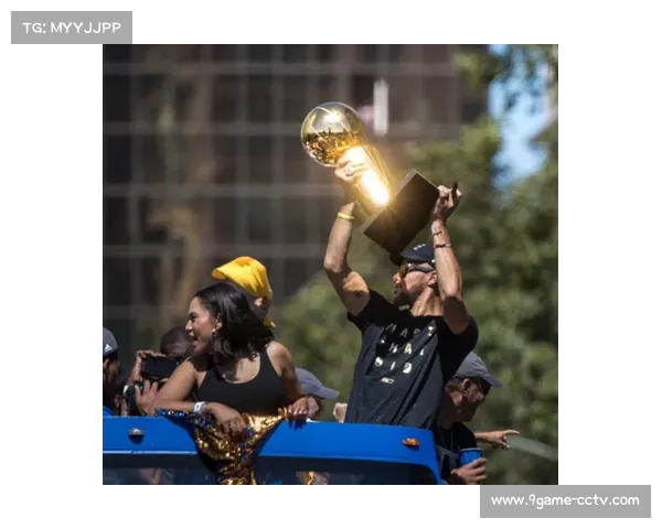 总冠军游行活动举行，数十万球迷参与庆祝