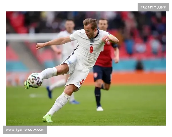 迪亚斯戴帽后与凯恩击掌,拜仁锋线双星默契十足