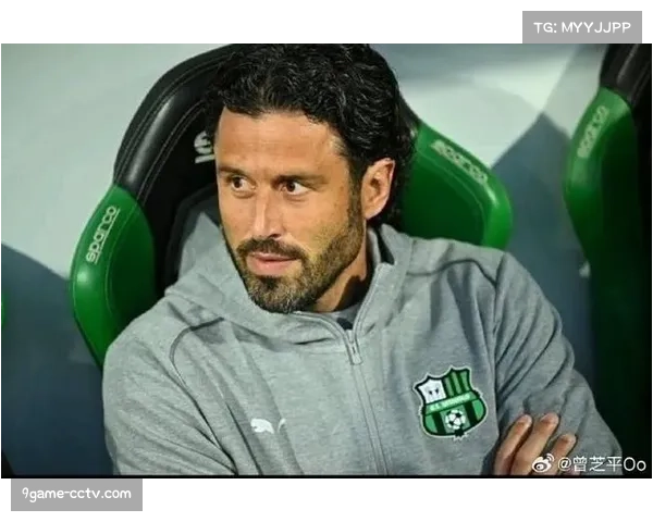 赛场花絮：萨索洛主帅在场边频繁通过平板电脑向队员展示实时热点图